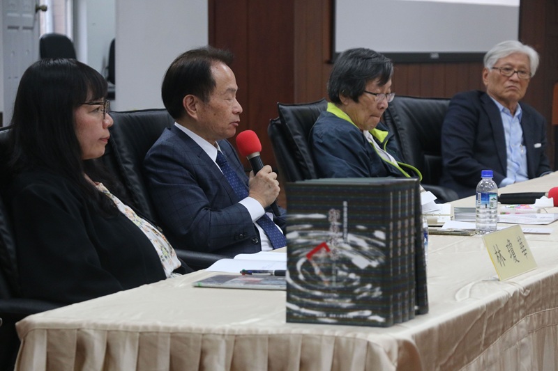 圖5、新書座談會（左起林瓊華女士、陳儀深館長、邱義仁先生、李敏勇先生）