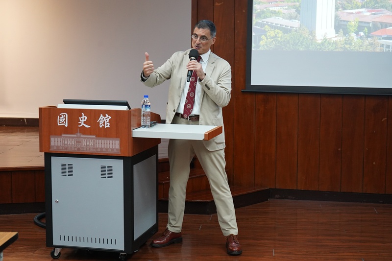 圖3、胡佛檔案館魏肯館長進行專題演講