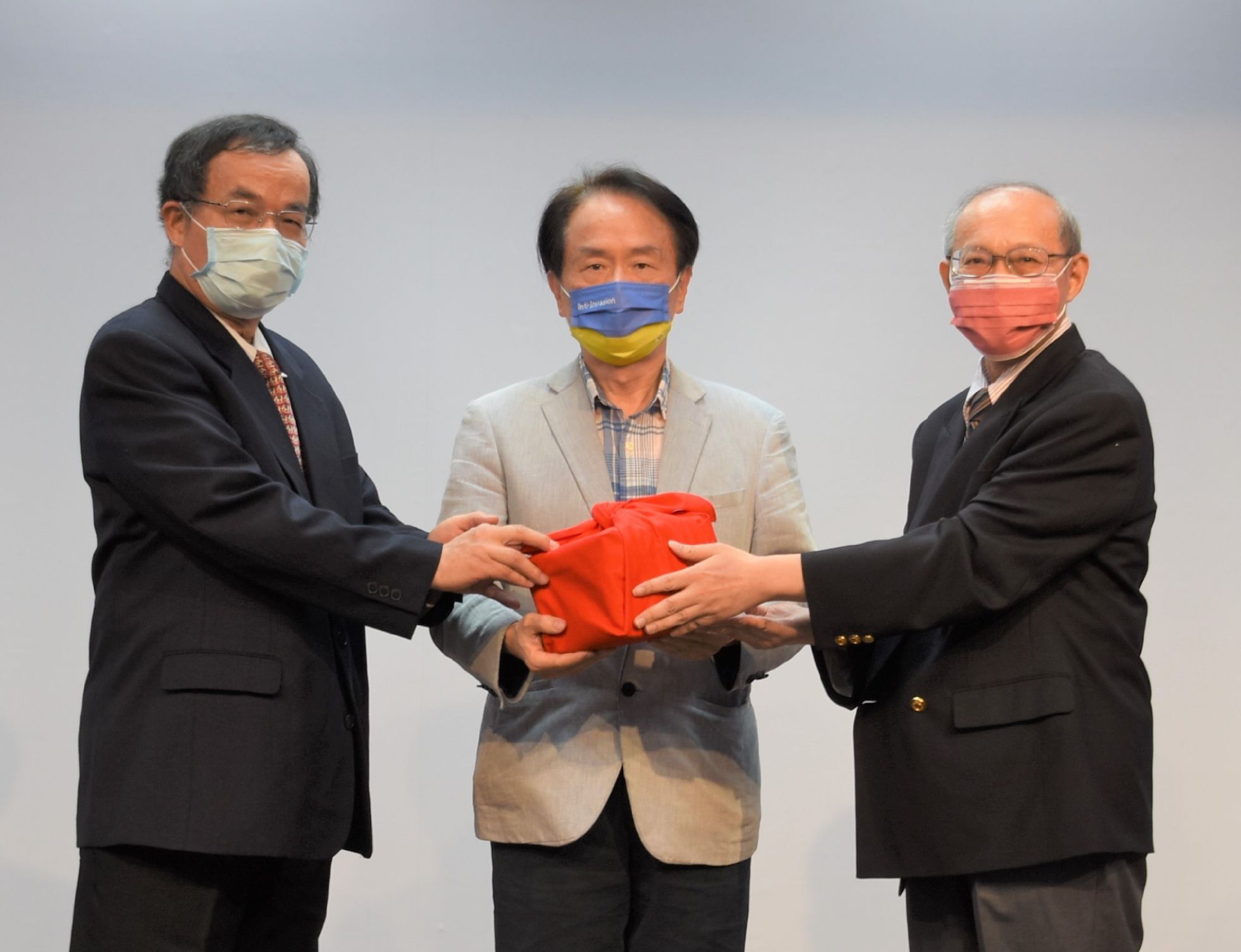本館於2022年6月29日進行新卸任副館長交接儀式,由陳儀深館長監交,原任副館長何智霖將印信交給新任副館長許瑞浩。