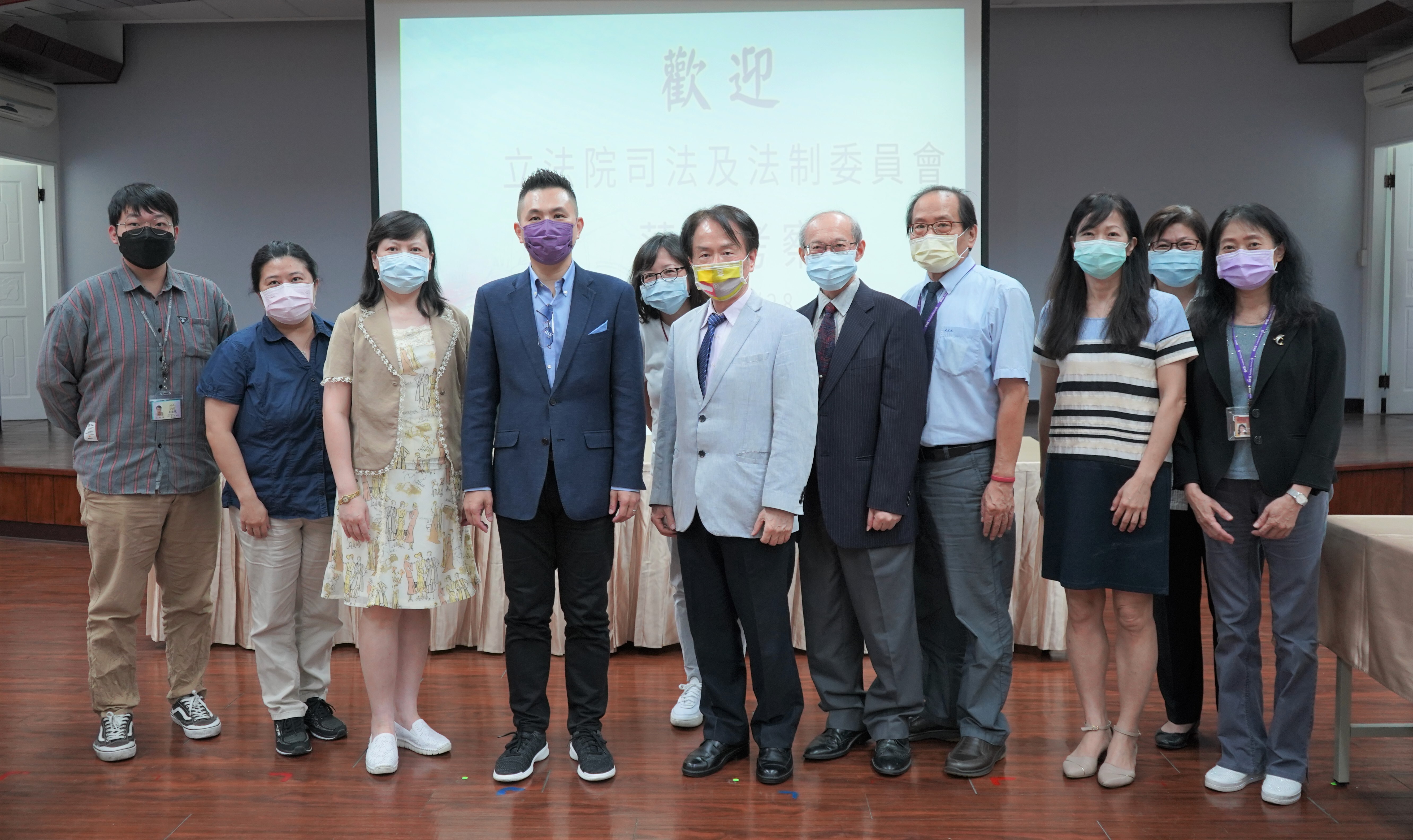 20220728立法院司法及法制委員會蒞館考察，陳以信召委率同仁與國史館陳儀深館長及主管合影。左起立法院江明澔助理、王靖淳科員、陳杏枝簡任秘書、陳以信召委。右起本館黃秀妃處長、邱玉鳳處長、歐素瑛處長、黎中光主任秘書、許瑞浩副館長、陳儀深館長以及陸瑞玉處長。