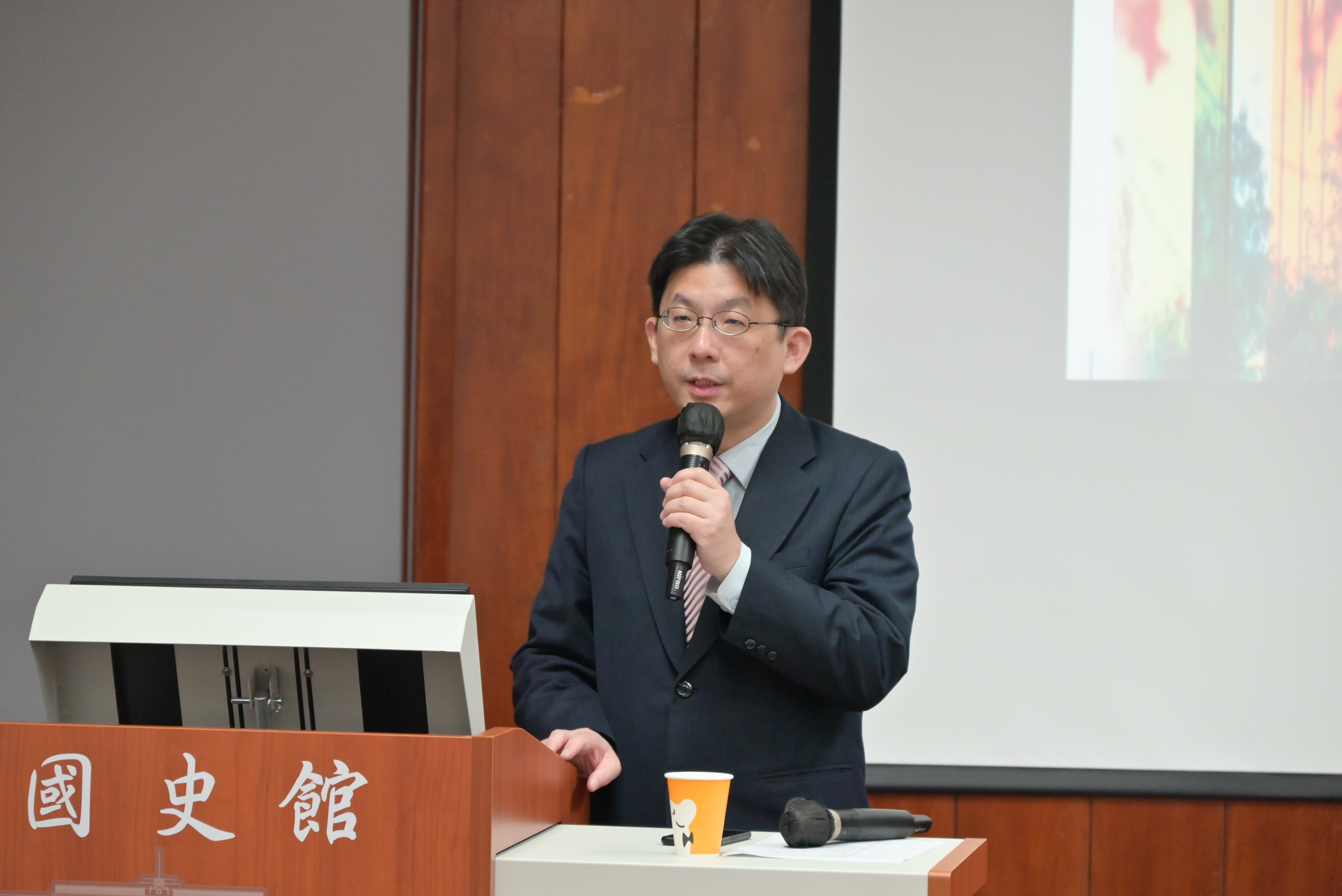 美國史丹佛大學胡佛研究所研究員兼檔案館東亞館藏部主任林孝庭教授進行主題演講