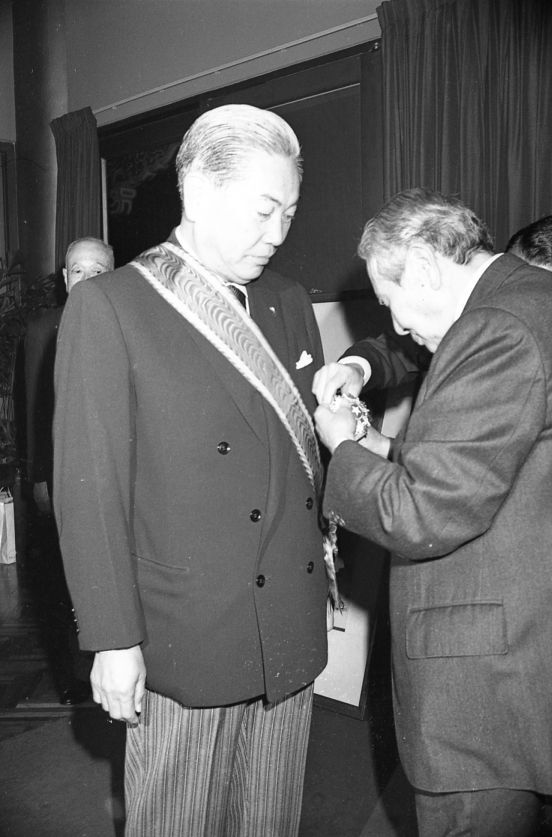 總統府資政張羣(右)代表政府頒贈鹿內信隆大綬景星勳章