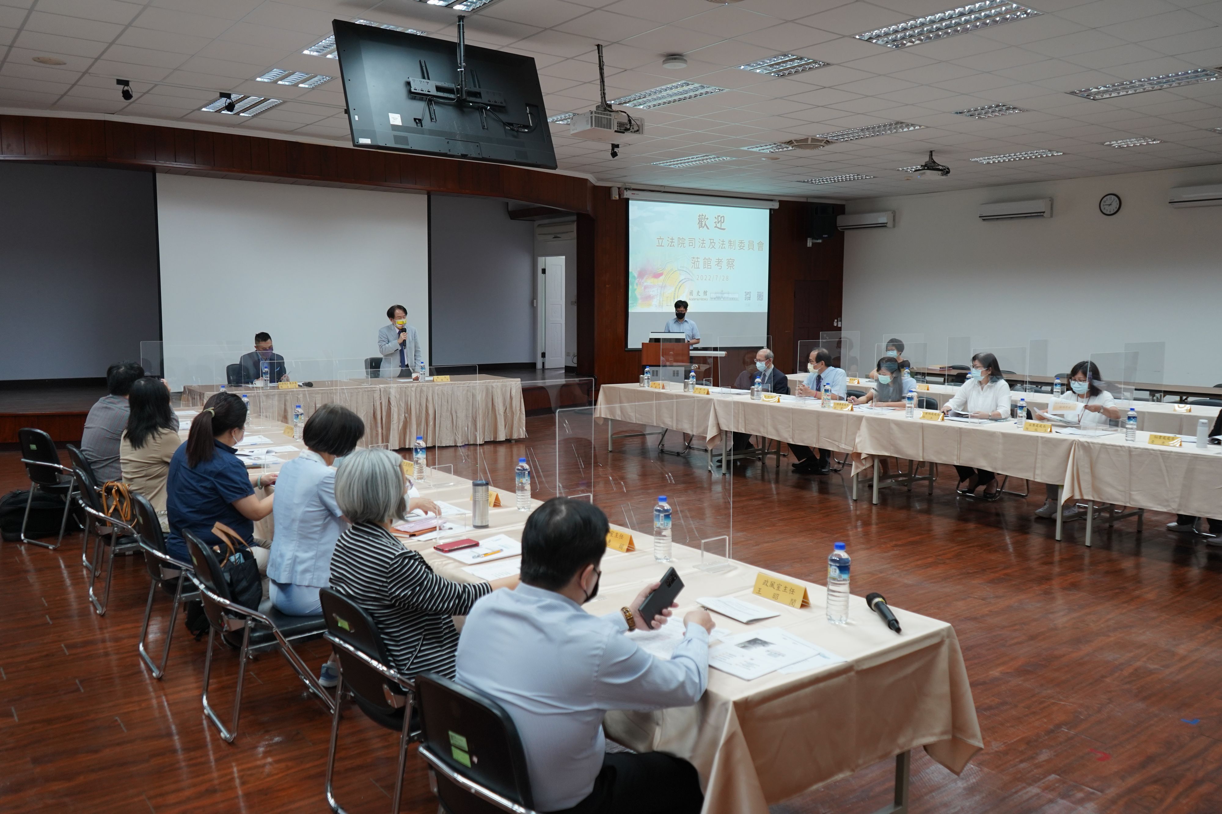 20220728立法院司法與法制委員會蒞館考察，於4樓大禮堂舉行業務概況簡報及座談，陳儀深館長致詞。