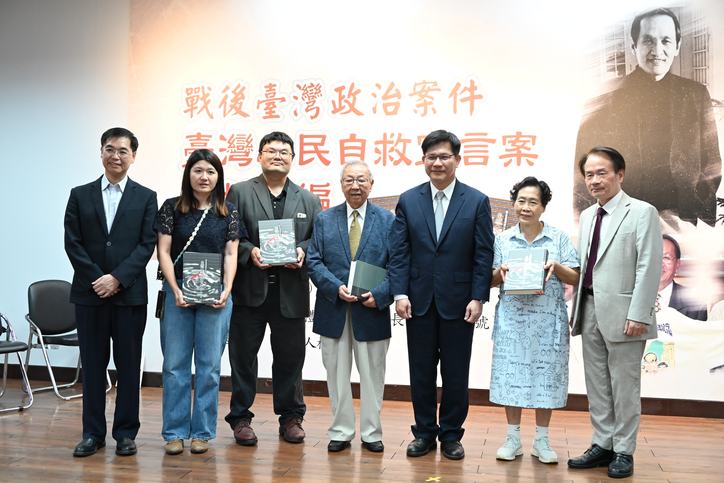 陳儀深館長與出席貴賓合影，左起洪世芳、魏筠、魏新奇、鄭義和、林佳龍、謝秀美、陳儀深