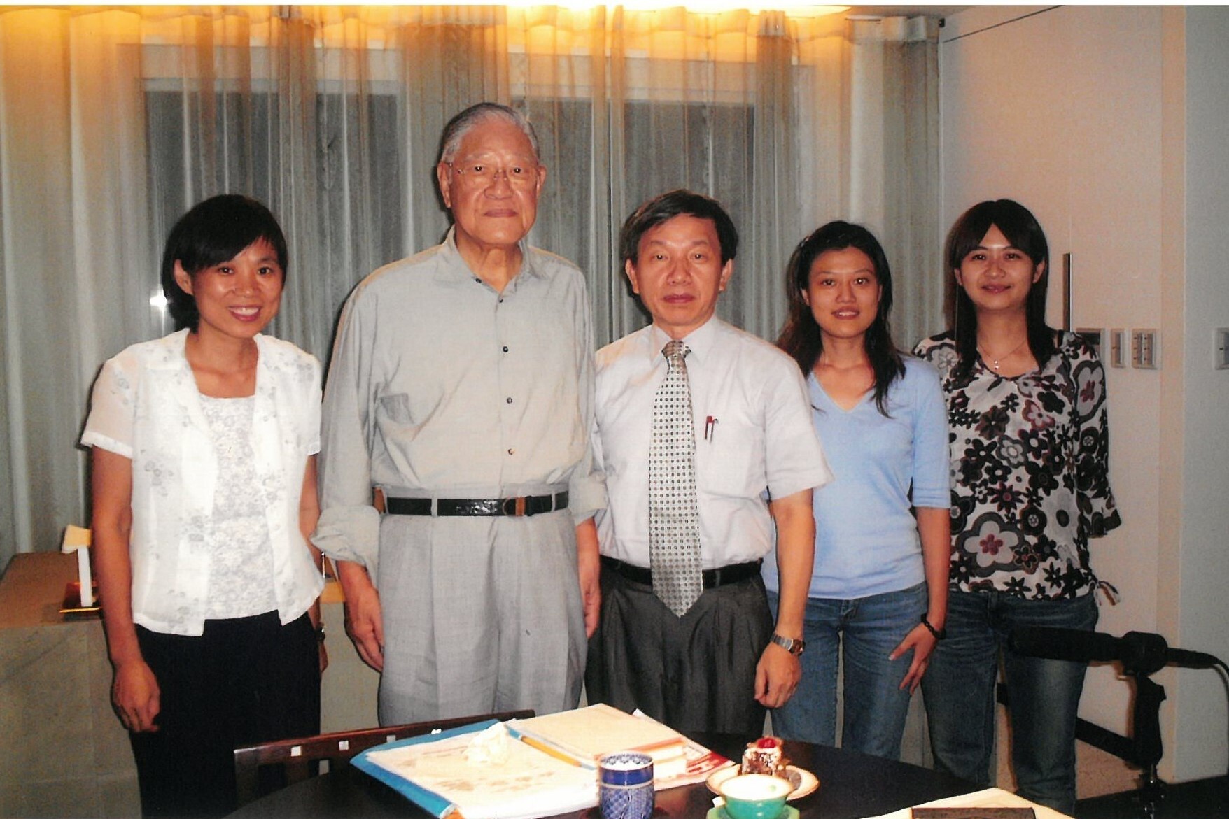 11李登輝前總統口述訪談後與訪問人員合影(2003)