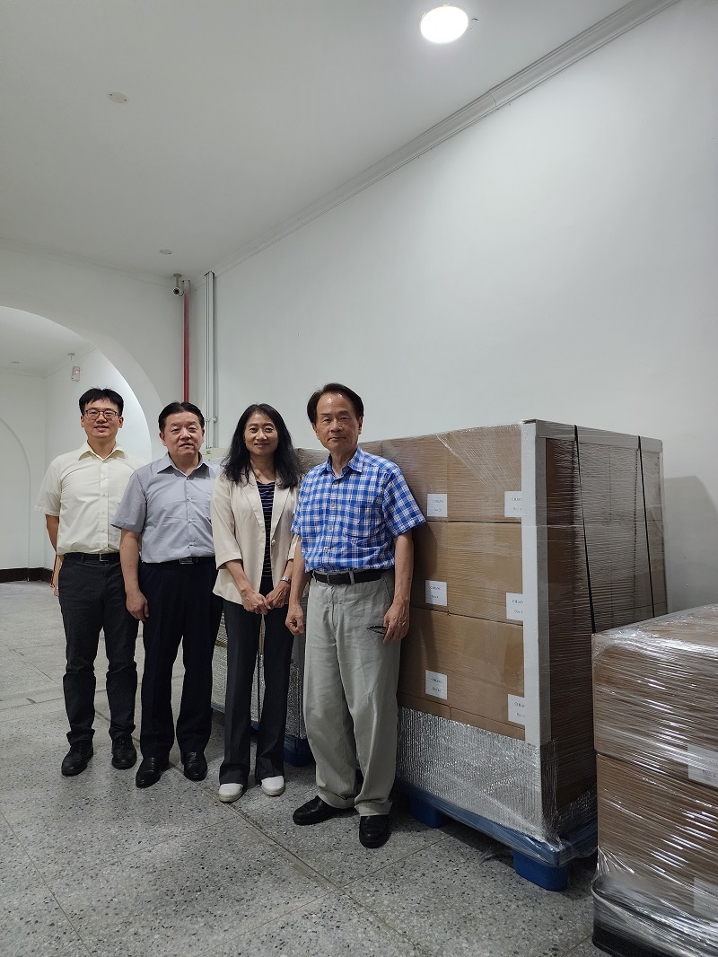 兩蔣文物59箱全數點收 陳儀深館長與工作同仁合影