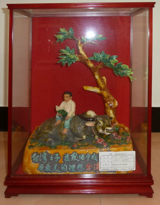 致贈陳水扁總統的「臺灣之子」交趾陶雕塑