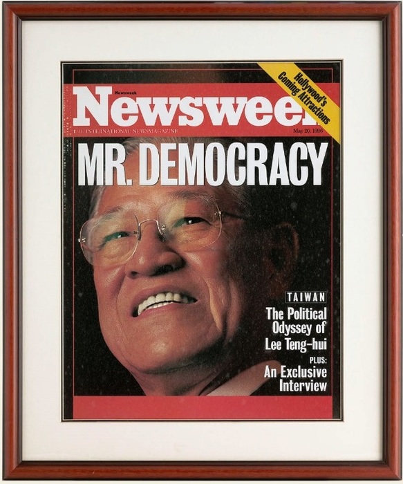 致贈李登輝總統的「Mr. Democracy」裱框封面照