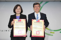 現場展示「第14任正副總統蔡英文、陳建仁手持自己當選證書留影」照片。（圖/中央選舉委員會提供）