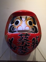 第14任總統大選時，由旅日僑胞贈送候選人蔡英文的達摩娃娃，預祝其勝選