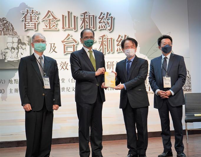立法院游錫堃院長致贈《台灣漢詩吟唱參考教材》一書予陳儀深館長。左為台灣新世紀文教基金會陳文賢董事,右為台灣國際法學會廖福特理事長。