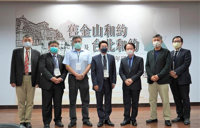 與會專家學者合影,從左到右為:陳怡凱副教授、林廷輝副秘書長、李明峻研發長、廖福特理事長、陳儀深館長、姜皇池教授、洪偉勝助理教授。