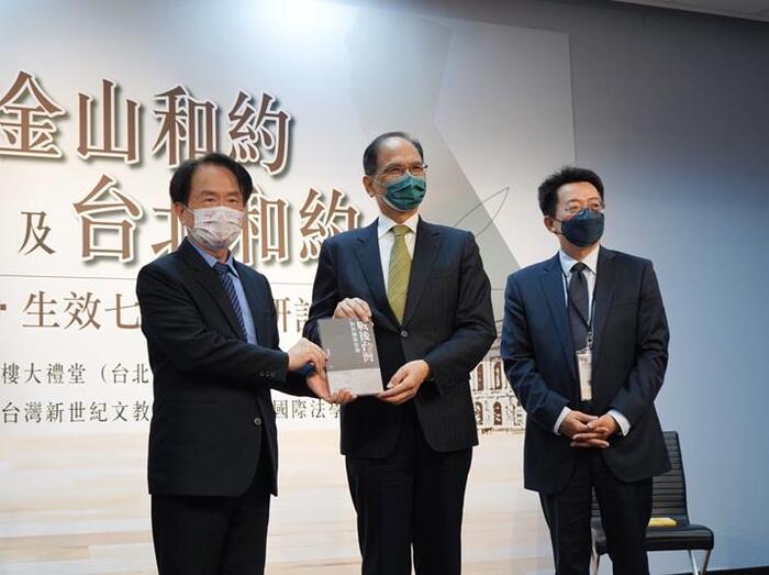 陳儀深館長致贈《戰後台灣對外關係史論》一書予立法院游錫堃院長。