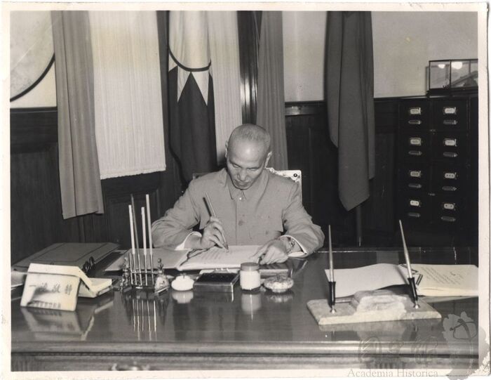 1952年8月2日總統蔣中正批准中日和平條約。（典藏號002-050101-00002-020）