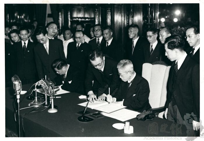 1952年4月28日中華民國代表外交部長葉公超與日本代表河田烈於臺北（臺北賓館）簽署中日和平條約。（典藏號002-050101-00018-023）