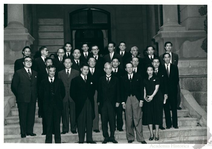 1952年4月28日中華民國全權代表外交部長葉公超與日本代表團河田烈等人合影。（典藏號002-050101-00018-024）