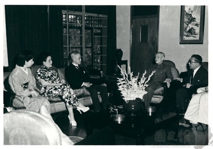 1952年4月30日總統蔣中正接見日本來華簽締中日和平條約全權代表河田烈。（典藏號002-050101-00018-025）